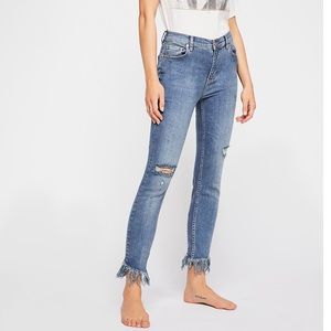 FREE PEOPLE GREAT HEIGHTS MID RISE FRAYED JEANS